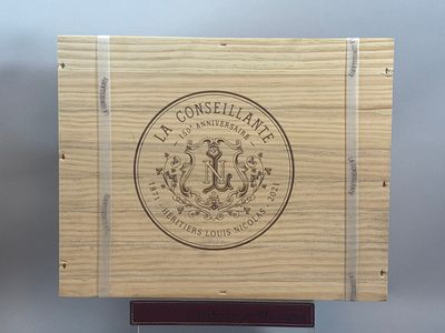 l'image d'une boîte en bois sur laquelle figure un logo