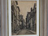 une photo en noir et blanc d'une rue de la ville, dans un cadre