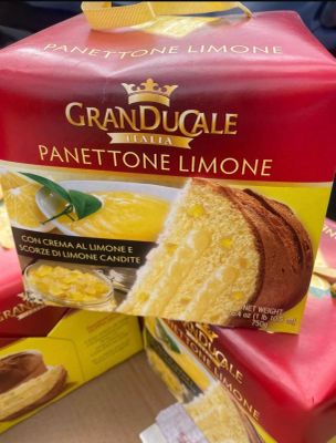 une boîte de gâteaux posée sur une table à côté d'une boîte de citrons