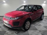 Le Range Rover rouge est garé dans le garage, sur un sol à damier.