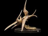 sculpture en bronze représentant deux oiseaux sur fond noir