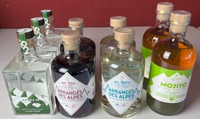 Plusieurs bouteilles d'alcool sont alignées sur un comptoir