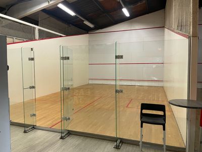 3 terrains de squash déclarés démontables.