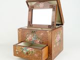 une petite boîte en bois ornée d'un motif floral