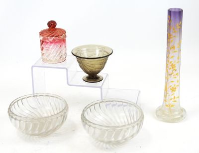 trois bols en verre et un vase posés sur une table