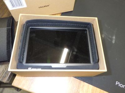 une boîte contenant une tablette, posée sur une table
