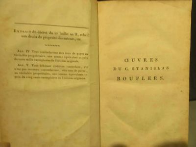 un livre ouvert sur une table, avec l'ombre d'une personne