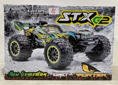 La boîte d'un monster truck miniature est posée sur la table.