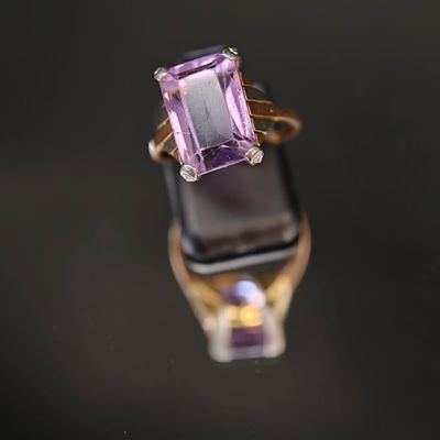 une image d'une bague sertie d'une pierre d'améthorate