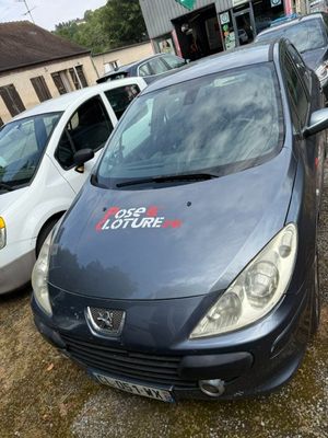 une voiture garée sur un parking à côté d'autres voitures