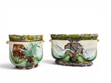 paire de vases ornés d'oiseaux et de fleurs sur fond blanc