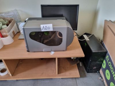 un micro-ondes posé sur une table dans une pièce