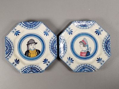 deux assiettes bleues et blanches ornées de dessins représentant des personnes