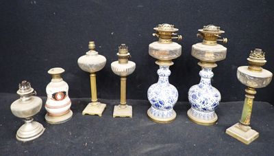 de nombreux vases et bougies de toutes sortes sur la table