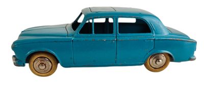 une petite voiture bleue posée sur une surface blanche