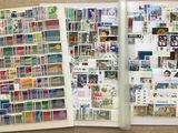 un livre ouvert sur lequel sont collés plusieurs timbres