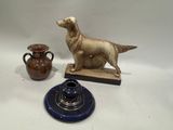 deux vases et une figurine de chien posés sur une table