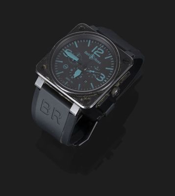 gros plan d'une montre sur une surface noire