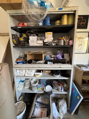 une étagère remplie d'objets dans une pièce