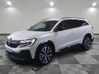 un 4x4 blanc garé sur un sol en damier dans un garage