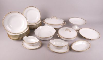 un assortiment d'assiettes et de plats en porcelaine blanche et dorée