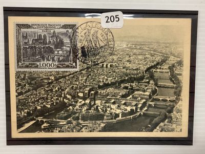 une vieille photo d'une ville avec une grande roue en son centre