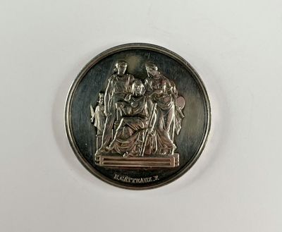 Gros plan sur une pièce de monnaie ornée d'une statue