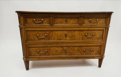 une commode en bois sur fond blanc