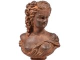 un gros plan sur la statue d'une femme sur fond blanc