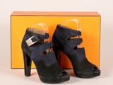 chaussures à talons hauts noires et grises, avec des boucles et un boîtier