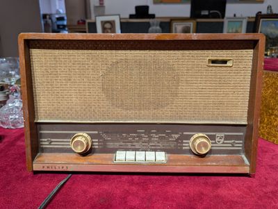 une vieille radio posée sur une table dans une pièce