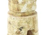 un petit tabouret en bois fabriqué à partir de rondins de bouleau