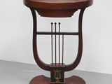 une table en bois avec un piètement en métal et un bol en bois posé dessus