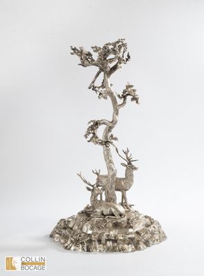 Surtout de table, figurant deux cerfs au pied d'un arbre. - Photo 1
