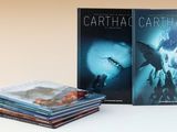 trois livres sont empilés sur une table