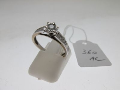 une bague en diamant à laquelle est attachée une étiquette de prix