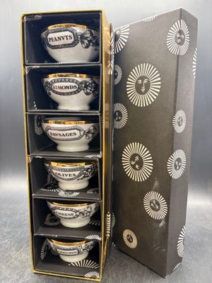 un lot de six bols noir et blanc présentés dans une boîte
