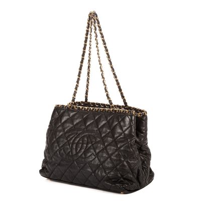 CHANEL - SAC à main modèle "Chain me Tote" en cuir noir mate…