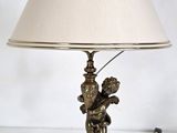 une image représentant une lampe posée sur une table et munie d'un abat-jour