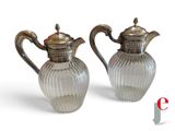 paire de théières anciennes en verre plaqué argent, rehaussées de touches de rouge