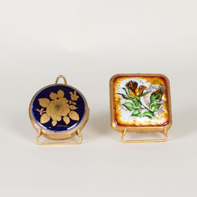 deux petites assiettes ornées de fleurs, posées l'une à côté de l'autre
