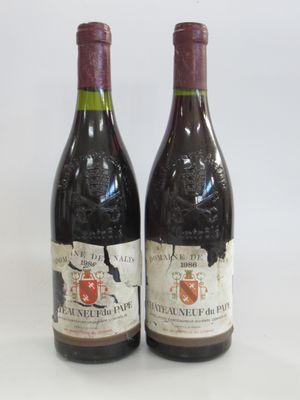 deux bouteilles de vin rouge posées l'une à côté de l'autre sur une surface blanche