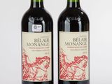 deux bouteilles de vin rouge posées l'une à côté de l'autre sur une surface blanche
