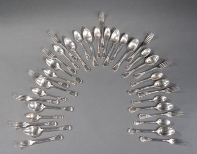 beaucoup de cuillères et de fourchettes disposées en cercle