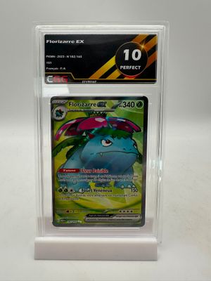 gros plan d'une carte pokemon dans un étui en plastique