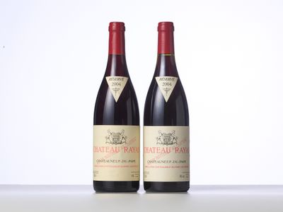 deux bouteilles de vin rouge posées l'une à côté de l'autre sur une table