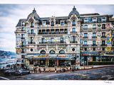 une peinture représentant un bâtiment recouvert de nombreux graffitis