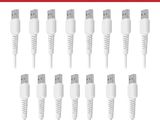 un groupe de câbles USB blancs reliés entre eux sur un fond blanc