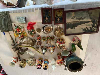 une table sur laquelle se trouvent de nombreux objets