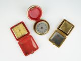 un petit étui rouge orné d'une horloge dorée